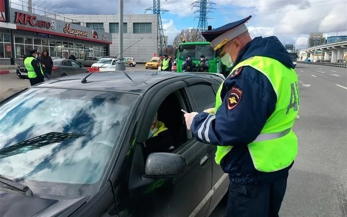 Автолюбителя, у которого просроченные водительские права, ждет наказание в виде штрафа от 5 тыс. до 15 тыс. рублей, а его автомобиль будет отправлен на специальную парковку для нарушителей.