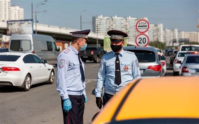 Проверка сотрудником полиции заключается в определении наличия официального удостоверения, которое можно проследить в электронной базе данных, основываясь на данных, указанных в гражданском паспорте.